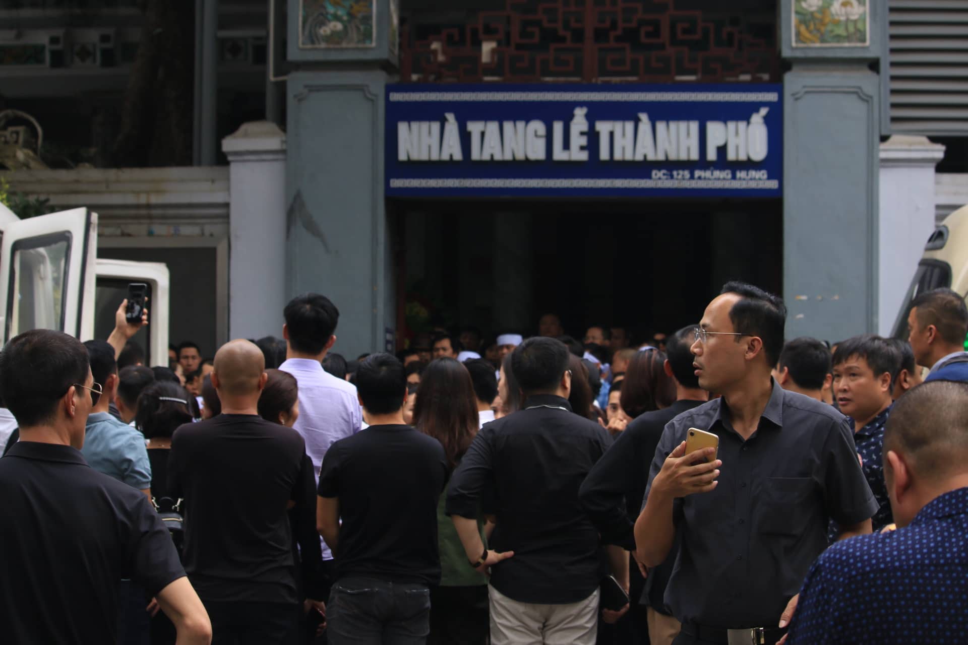 Người thân thẫn thờ bên linh cữu nữ nạn nhân bị ô tô điên tông tử vong ở hầm Kim Liên - Ảnh 1. Người thân thẫn thờ bên linh cữu nữ nạn nhân bị ô tô điên tông tử vong ở hầm Kim Liên - Ảnh 1.