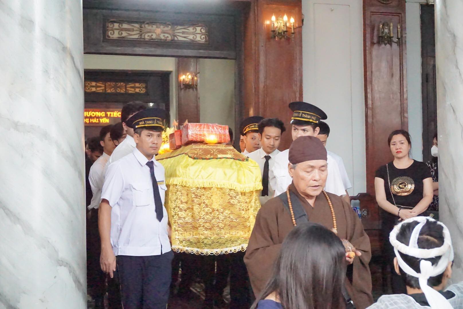 Người thân thẫn thờ bên linh cữu nữ nạn nhân bị ô tô điên tông tử vong ở hầm Kim Liên - Ảnh 11. Người thân thẫn thờ bên linh cữu nữ nạn nhân bị ô tô điên tông tử vong ở hầm Kim Liên - Ảnh 11.
