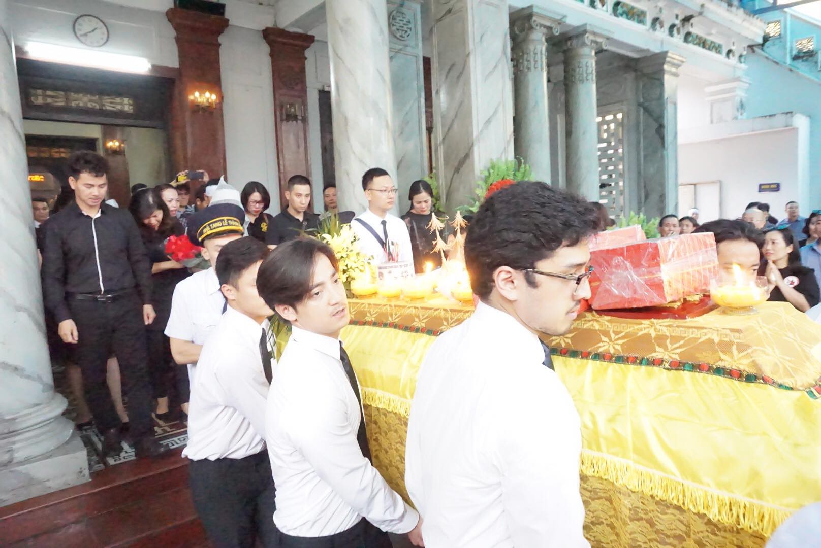 Người thân thẫn thờ bên linh cữu nữ nạn nhân bị ô tô điên tông tử vong ở hầm Kim Liên - Ảnh 12. Người thân thẫn thờ bên linh cữu nữ nạn nhân bị ô tô điên tông tử vong ở hầm Kim Liên - Ảnh 12.