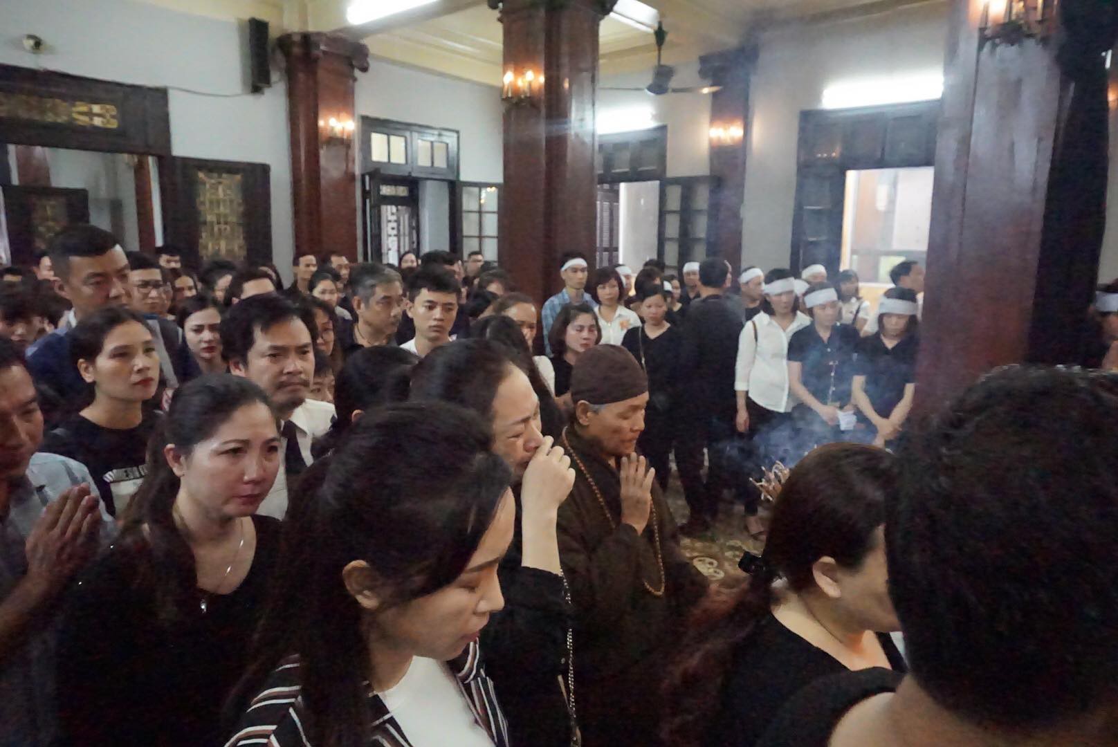 Người thân thẫn thờ bên linh cữu nữ nạn nhân bị ô tô điên tông tử vong ở hầm Kim Liên - Ảnh 9. Người thân thẫn thờ bên linh cữu nữ nạn nhân bị ô tô điên tông tử vong ở hầm Kim Liên - Ảnh 9.