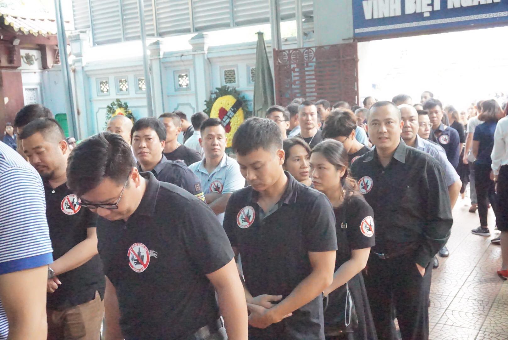 Người thân thẫn thờ bên linh cữu nữ nạn nhân bị ô tô điên tông tử vong ở hầm Kim Liên - Ảnh 3. Người thân thẫn thờ bên linh cữu nữ nạn nhân bị ô tô điên tông tử vong ở hầm Kim Liên - Ảnh 3.