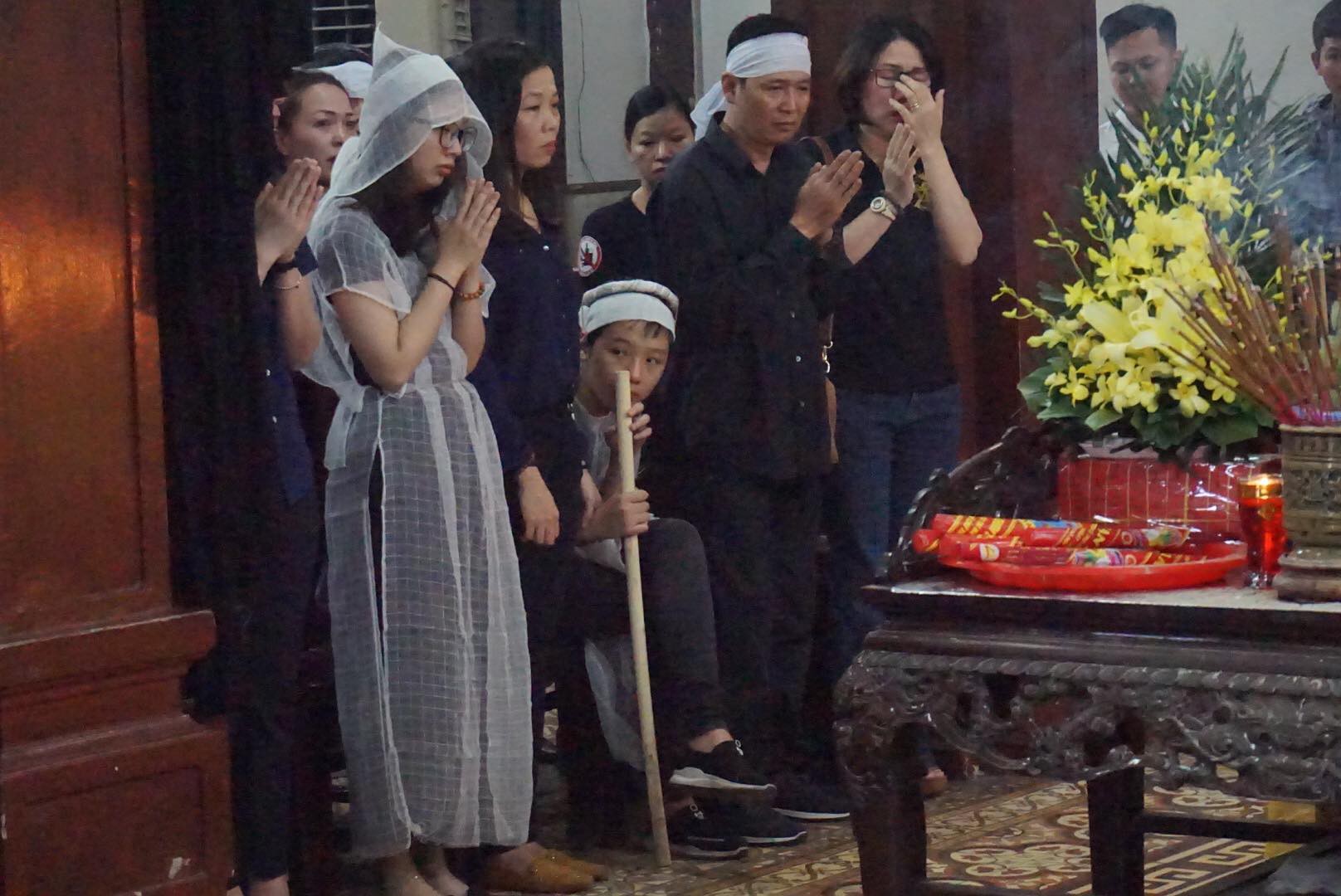 Người thân thẫn thờ bên linh cữu nữ nạn nhân bị ô tô điên tông tử vong ở hầm Kim Liên - Ảnh 8. Người thân thẫn thờ bên linh cữu nữ nạn nhân bị ô tô điên tông tử vong ở hầm Kim Liên - Ảnh 8.