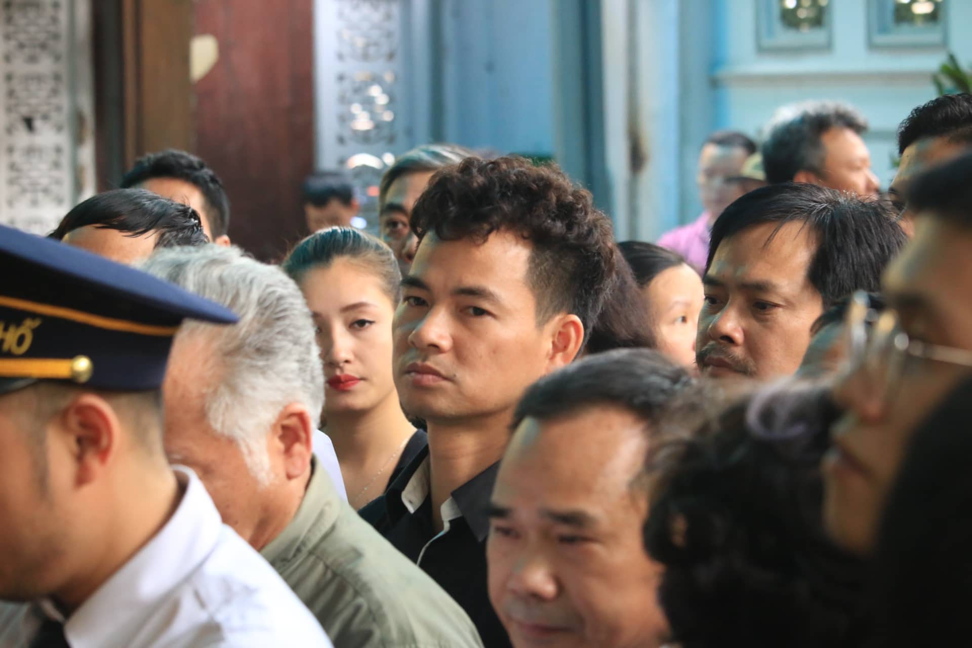 Người thân thẫn thờ bên linh cữu nữ nạn nhân bị ô tô điên tông tử vong ở hầm Kim Liên - Ảnh 5. Người thân thẫn thờ bên linh cữu nữ nạn nhân bị ô tô điên tông tử vong ở hầm Kim Liên - Ảnh 5.