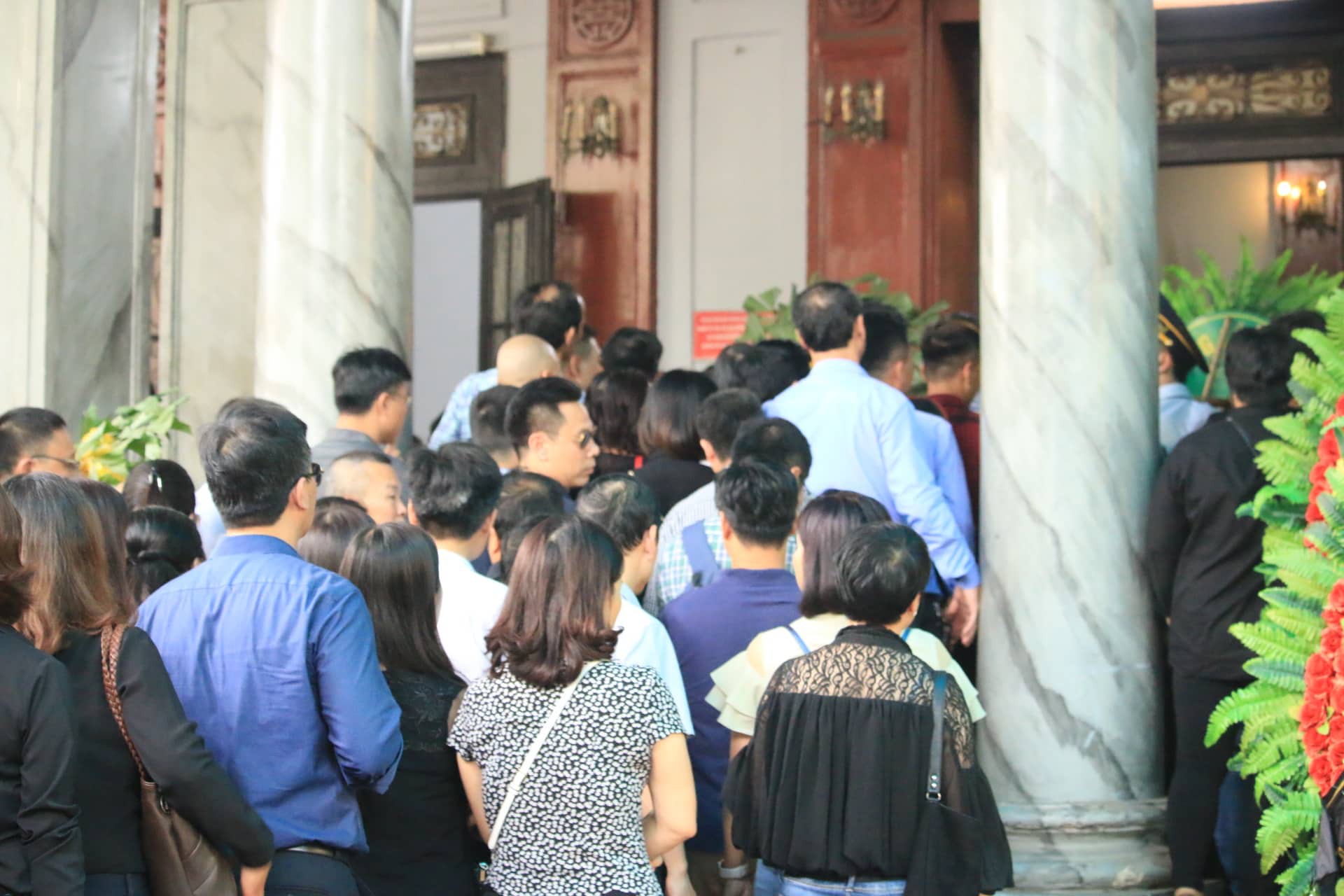 Người thân thẫn thờ bên linh cữu nữ nạn nhân bị ô tô điên tông tử vong ở hầm Kim Liên - Ảnh 2. Người thân thẫn thờ bên linh cữu nữ nạn nhân bị ô tô điên tông tử vong ở hầm Kim Liên - Ảnh 2.