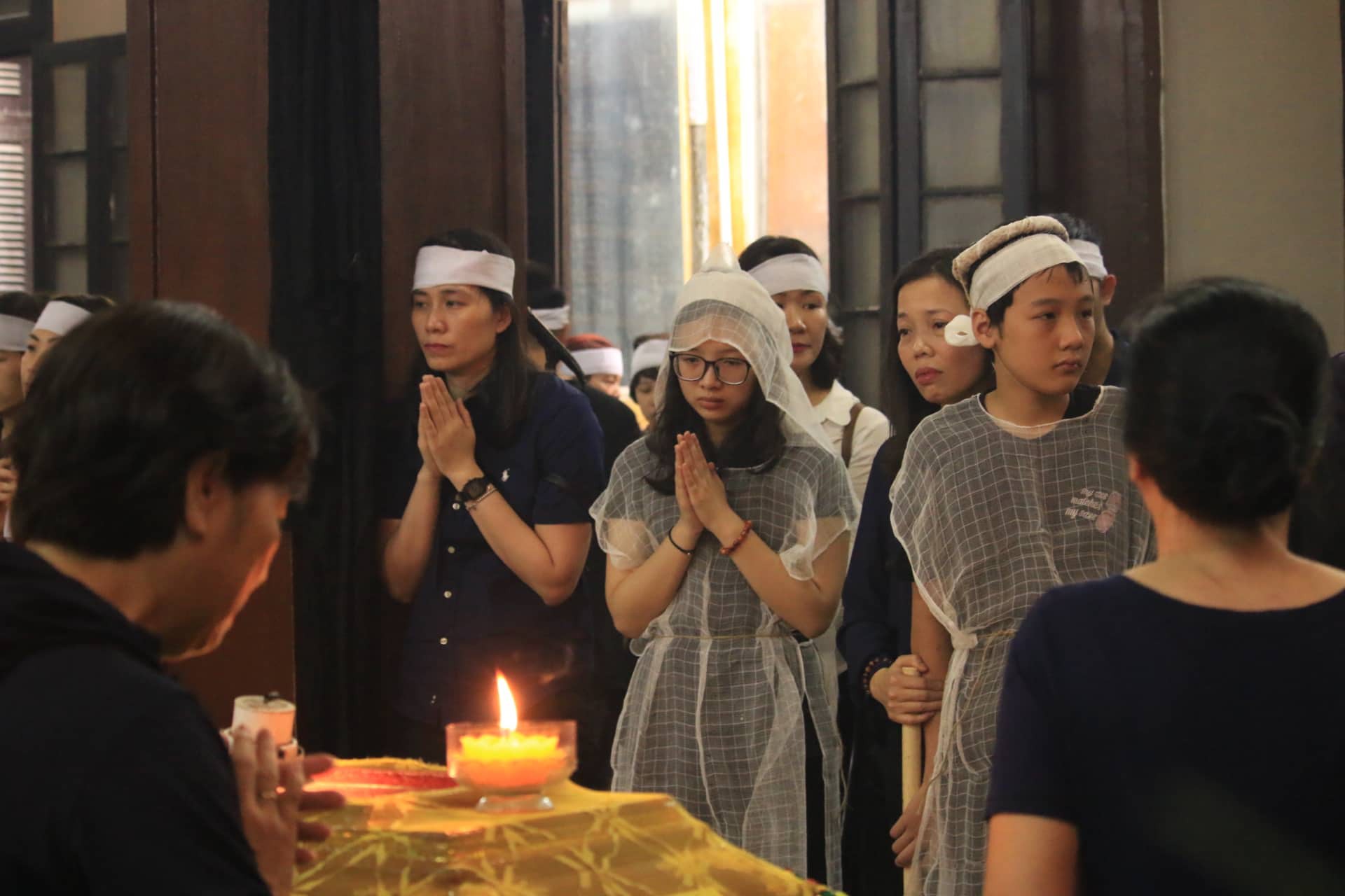 Người thân thẫn thờ bên linh cữu nữ nạn nhân bị ô tô điên tông tử vong ở hầm Kim Liên - Ảnh 7. Người thân thẫn thờ bên linh cữu nữ nạn nhân bị ô tô điên tông tử vong ở hầm Kim Liên - Ảnh 7.