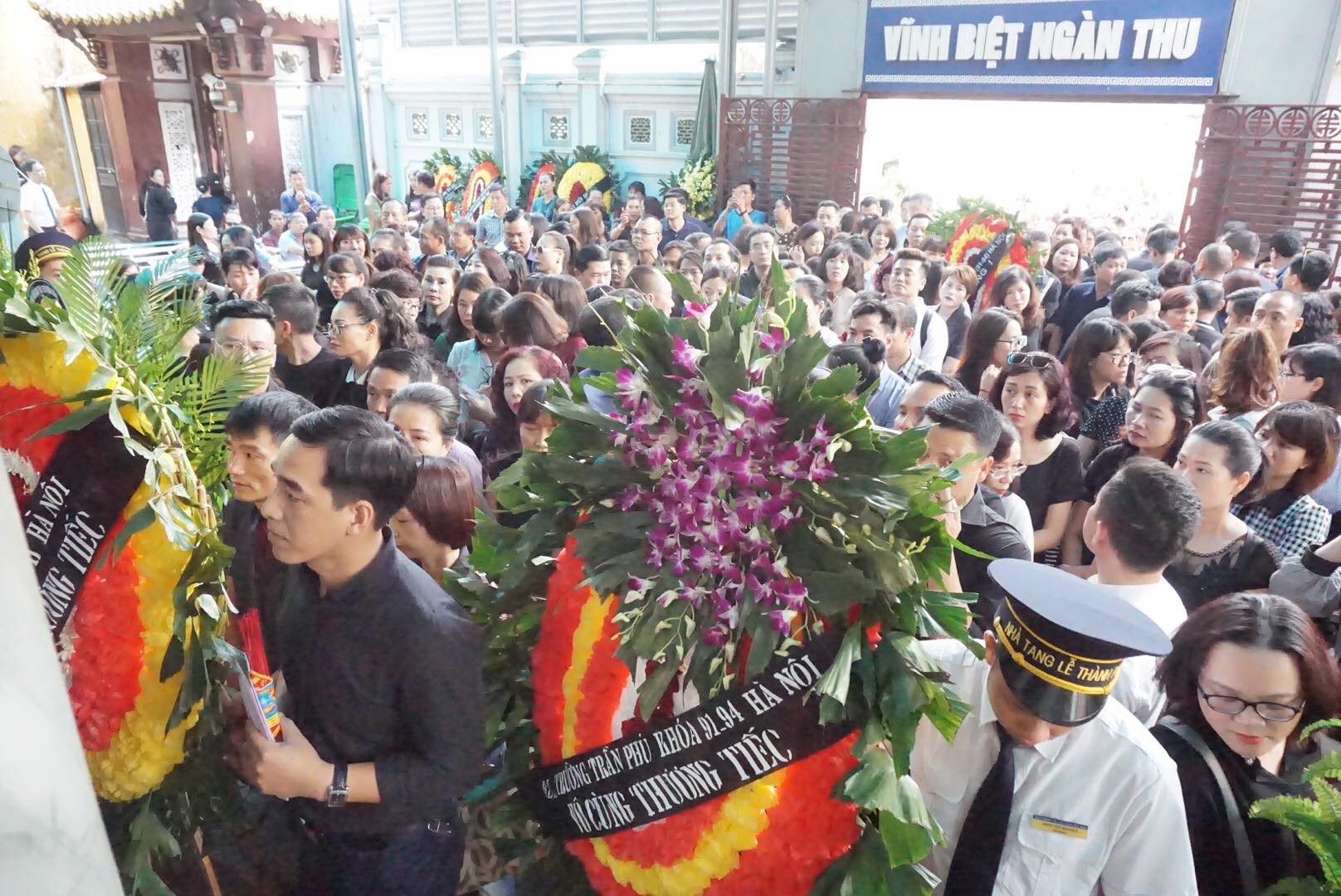 Người thân thẫn thờ bên linh cữu nữ nạn nhân bị ô tô điên tông tử vong ở hầm Kim Liên - Ảnh 4. Người thân thẫn thờ bên linh cữu nữ nạn nhân bị ô tô điên tông tử vong ở hầm Kim Liên - Ảnh 4.