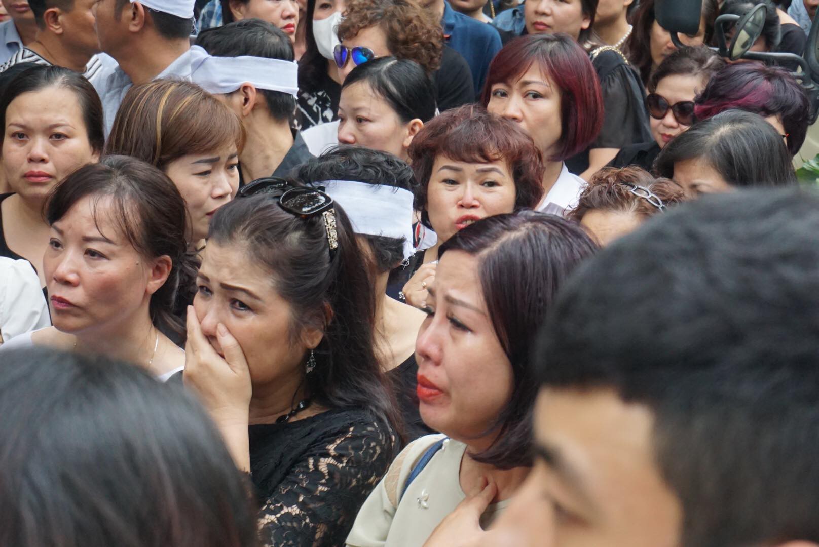 Người thân thẫn thờ bên linh cữu nữ nạn nhân bị ô tô điên tông tử vong ở hầm Kim Liên - Ảnh 6. Người thân thẫn thờ bên linh cữu nữ nạn nhân bị ô tô điên tông tử vong ở hầm Kim Liên - Ảnh 6.