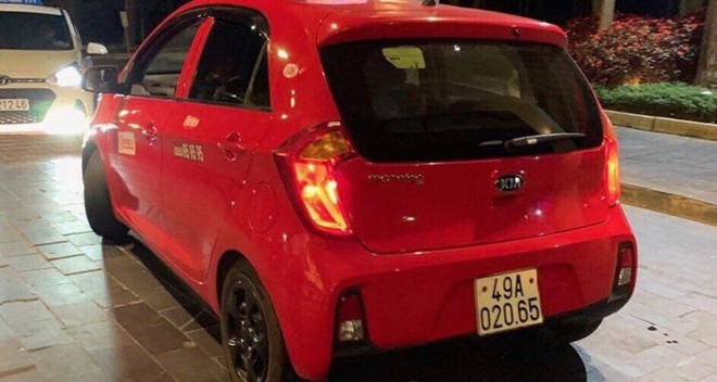 Triệu tập tài xế taxi Star Red để làm rõ vụ chặt chém, giở thói côn đồ - Ảnh 1. Triệu tập tài xế taxi Star Red để làm rõ vụ chặt chém, giở thói côn đồ - Ảnh 1.