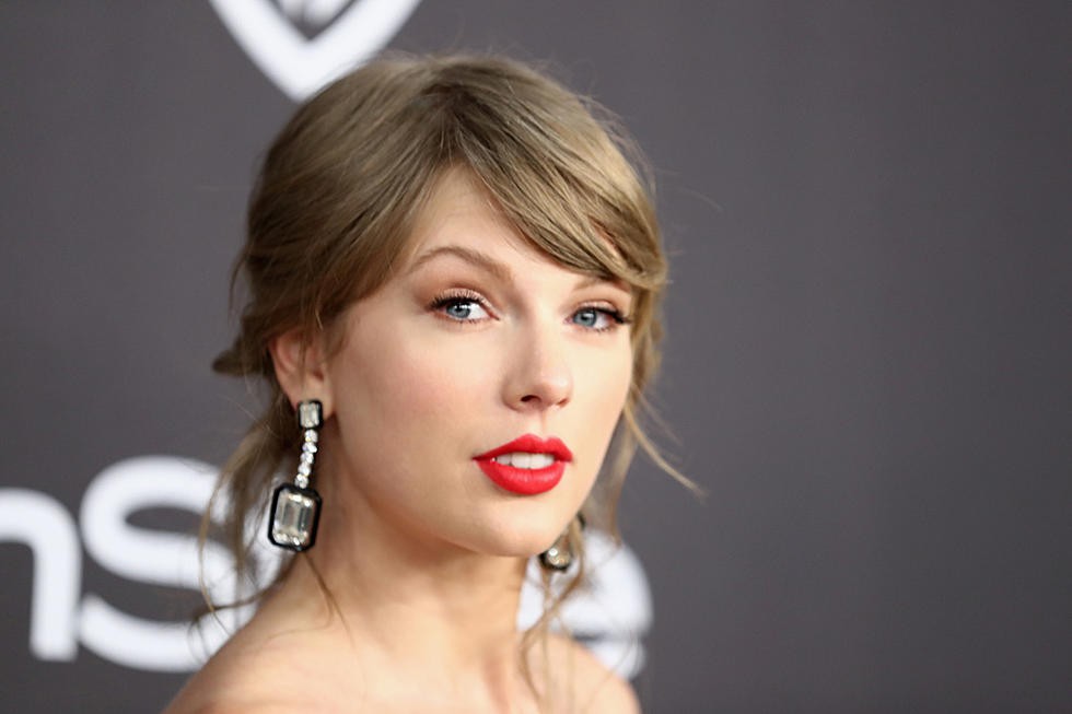 Cộng đồng LGBT thế giới hôm nay (2/5): Taylor Swift và Amazon kêu gọi ngăn chặn Luật chống LGBTI ở Mỹ, Kristen Stewart chia sẻ về xu hướng tính dục của bản thân - Ảnh 1. Cộng đồng LGBT thế giới hôm nay (2/5): Taylor Swift và Amazon kêu gọi ngăn chặn Luật chống LGBTI ở Mỹ, Kristen Stewart chia sẻ về xu hướng tính dục của bản thân - Ảnh 1.
