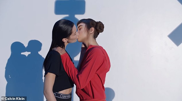 Cộng đồng LGBT thế giới hôm nay (20/5): Calvin Klein bị tố thả thính cộng đồng LGBT trong quảng cáo mới - Ảnh 3. Cộng đồng LGBT thế giới hôm nay (20/5): Calvin Klein bị tố thả thính cộng đồng LGBT trong quảng cáo mới - Ảnh 3.