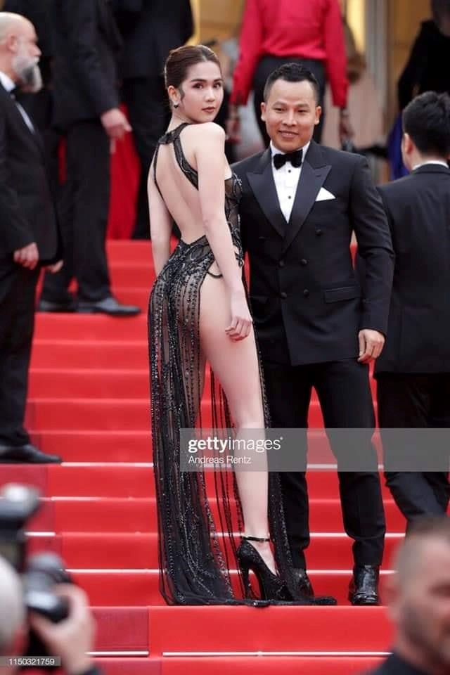Trước LHP Cannes 2019, Ngọc Trinh cũng từng bị ném đá vì những chiếc váy mặc như không mặc - Ảnh 3. Trước LHP Cannes 2019, Ngọc Trinh cũng từng bị ném đá vì những chiếc váy mặc như không mặc - Ảnh 3.