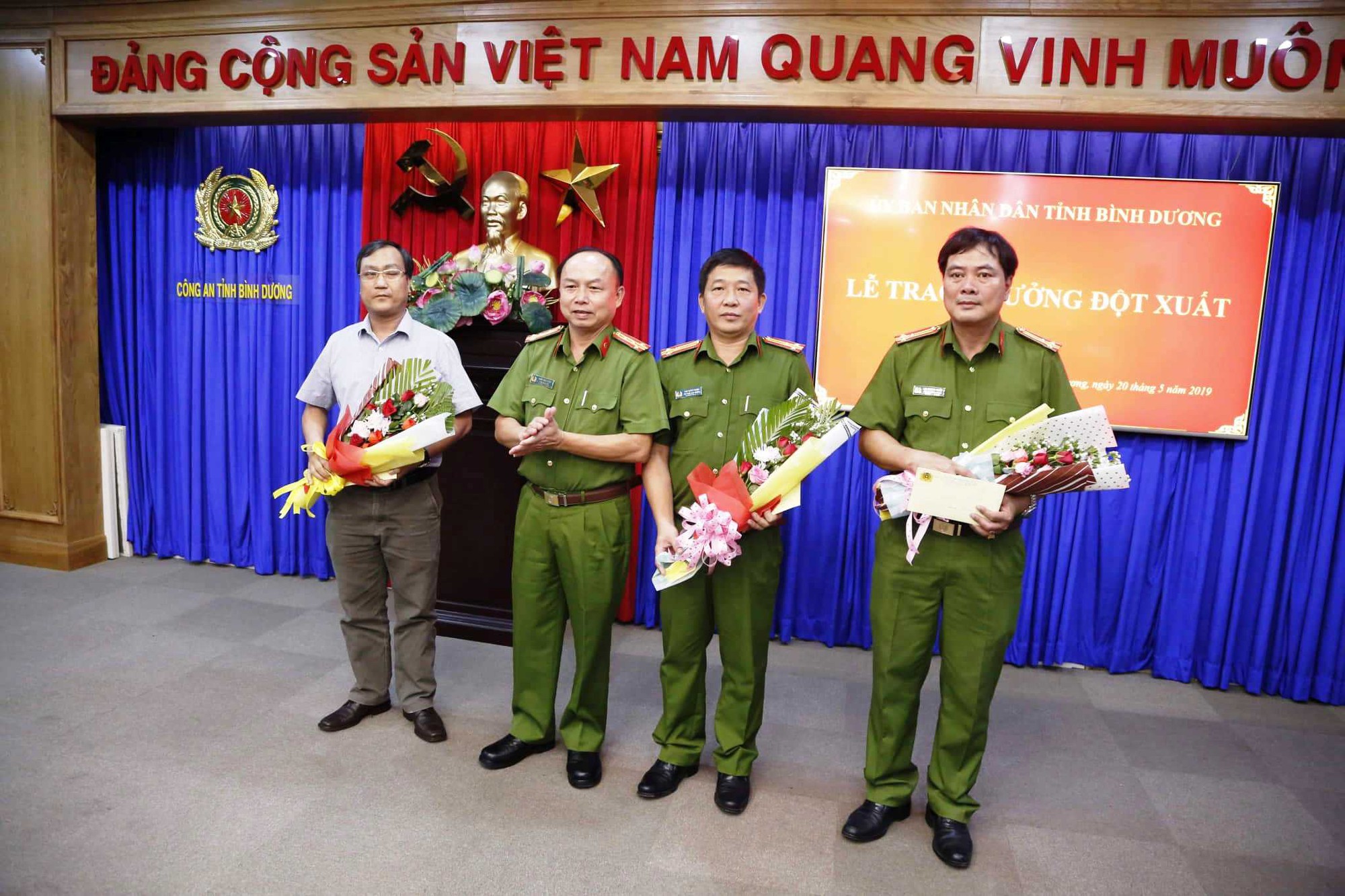 Thưởng nóng 100 triệu cho ban chuyên án vụ 2 xác thi thể bị đổ bê tông phi tang - Ảnh 1. Thưởng nóng 100 triệu cho ban chuyên án vụ 2 xác thi thể bị đổ bê tông phi tang - Ảnh 1.