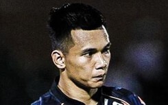 Fan quốc tế châm chọc với pha câu giờ tai hại của thủ môn V.League