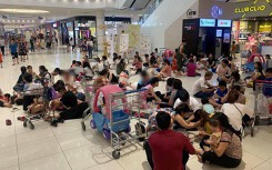 Hà Nội nắng nóng đỉnh điểm: 'Cười lăn lộn' với những độc chiêu tránh, trốn nóng gây sốt mạng ngày 19/5