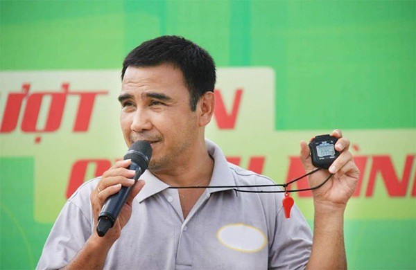 MC nông dân Quyền Linh: Những lần gian lận để giúp đỡ người nghèo - Ảnh 2.