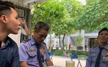 Thanh niên Việt kiều dắt chó đi dạo đã đến xin lỗi bác bảo vệ