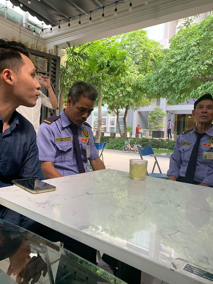 Thanh niên Việt kiều dắt chó đi dạo đã đến xin lỗi bác bảo vệ - Ảnh 2. Thanh niên Việt kiều dắt chó đi dạo đã đến xin lỗi bác bảo vệ - Ảnh 2.