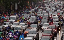 Người Hà Nội khổ vì mưa rào giải nhiệt sau đợt nắng nóng 40 độ C