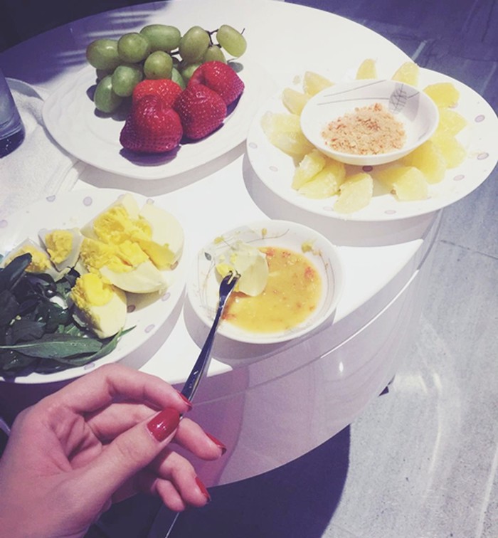 Trước khi mặc như không mặc khoe body tại Cannes, Ngọc Trinh từng luyện tập giữ dáng nghiêm khắc thế này - Ảnh 3. Trước khi mặc như không mặc khoe body tại Cannes, Ngọc Trinh từng luyện tập giữ dáng nghiêm khắc thế này - Ảnh 3.