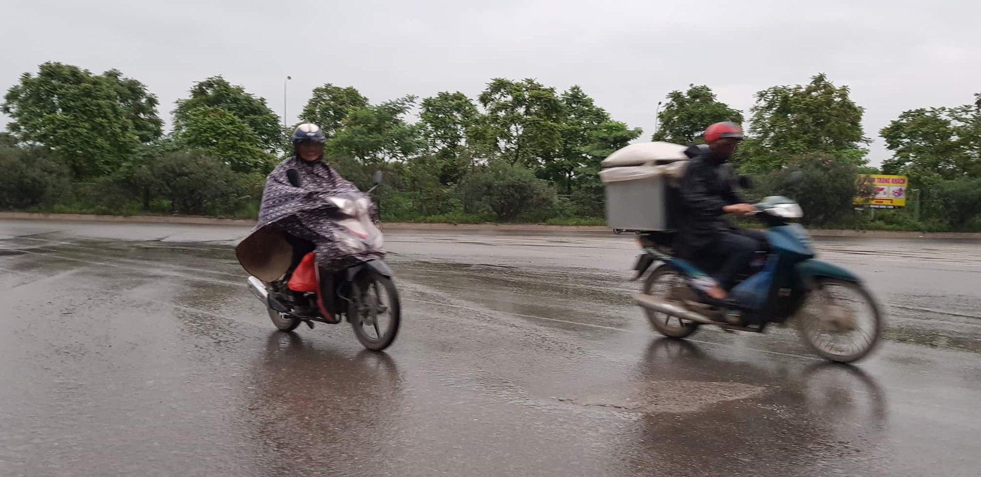 Hà Nội đang mưa, cảnh báo có dông, các quận nội thành đề phòng ngập úng - Ảnh 4. Hà Nội đang mưa, cảnh báo có dông, các quận nội thành đề phòng ngập úng - Ảnh 4.