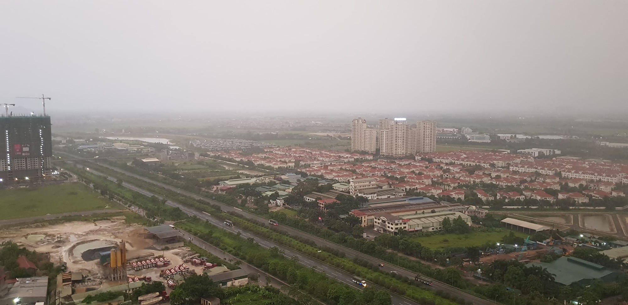 Hà Nội đang mưa, cảnh báo có dông, các quận nội thành đề phòng ngập úng - Ảnh 2. Hà Nội đang mưa, cảnh báo có dông, các quận nội thành đề phòng ngập úng - Ảnh 2.