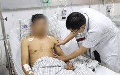 Không phải va chạm với ai, chỉ lao vào hòn gạch người đàn ông cũng gãy xương sườn, nguy hiểm tính mạng