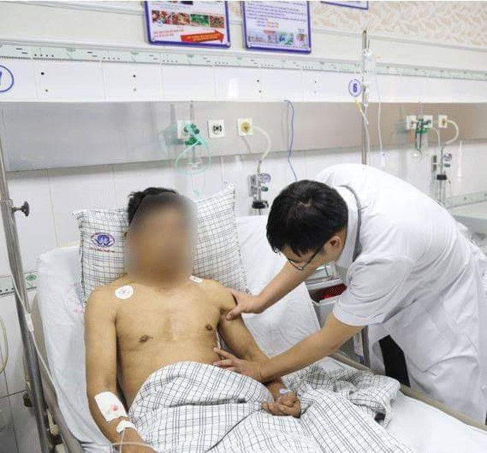 Không phải va chạm với ai, chỉ lao vào hòn gạch người đàn ông cũng gãy xương sườn, nguy hiểm tính mạng - Ảnh 1.