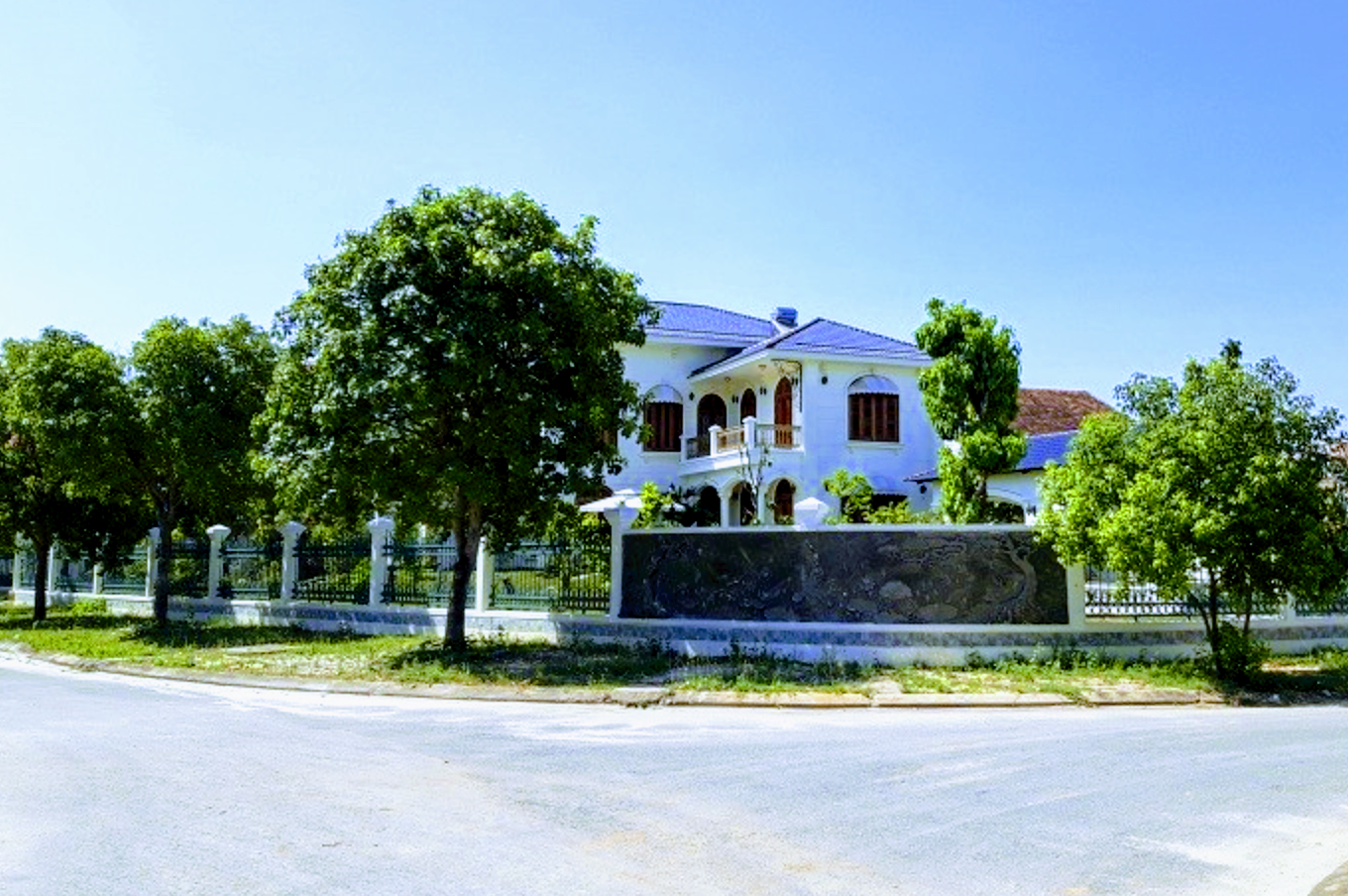 Vụ vợ nguyên Bí thư Tỉnh ủy Quảng Nam mua đất vàng: Nửa đêm UBND tỉnh đề nghị báo chí không thông tin sâu - Ảnh 2. Vụ vợ nguyên Bí thư Tỉnh ủy Quảng Nam mua đất vàng: Nửa đêm UBND tỉnh đề nghị báo chí không thông tin sâu - Ảnh 2.