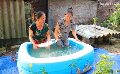 Sốc: Bà già 61 tuổi tắm nước đá lạnh giữa trời nắng nóng gần 50 độ chỉ để câu view trên YouTube