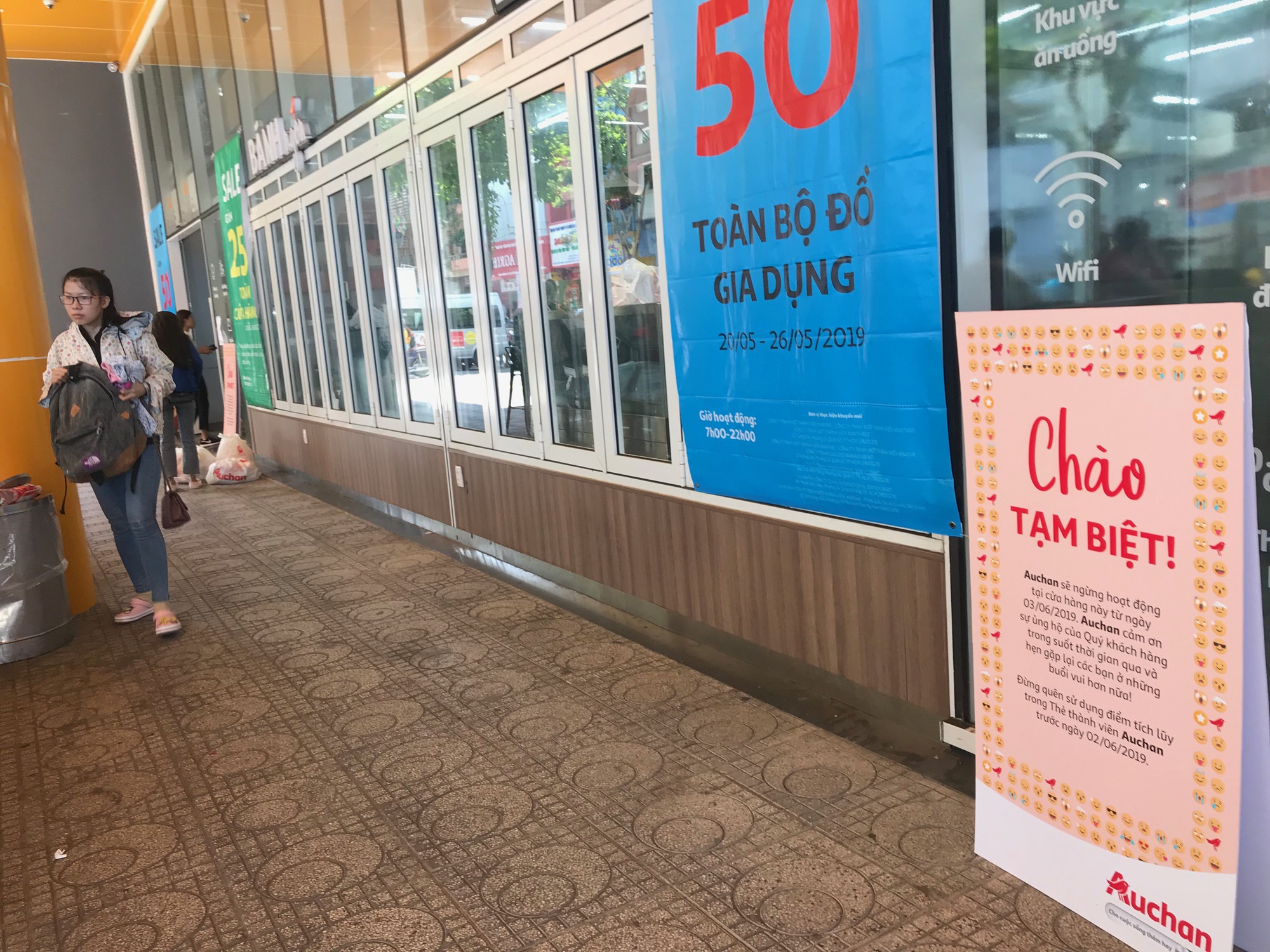 Auchan xả hàng trước khi tháo chạy khỏi Việt Nam, người dân ồ ạt vét sạch siêu thị, chờ hàng giờ chưa được thanh toán - Ảnh 7. Auchan xả hàng trước khi tháo chạy khỏi Việt Nam, người dân ồ ạt vét sạch siêu thị, chờ hàng giờ chưa được thanh toán - Ảnh 7.