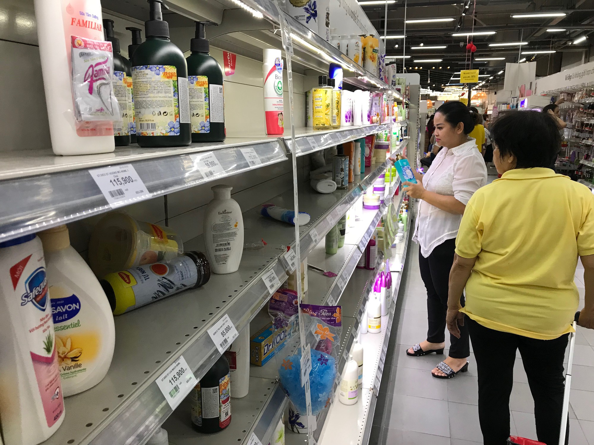 Auchan xả hàng trước khi tháo chạy khỏi Việt Nam, người dân ồ ạt vét sạch siêu thị, chờ hàng giờ chưa được thanh toán - Ảnh 4. Auchan xả hàng trước khi tháo chạy khỏi Việt Nam, người dân ồ ạt vét sạch siêu thị, chờ hàng giờ chưa được thanh toán - Ảnh 4.