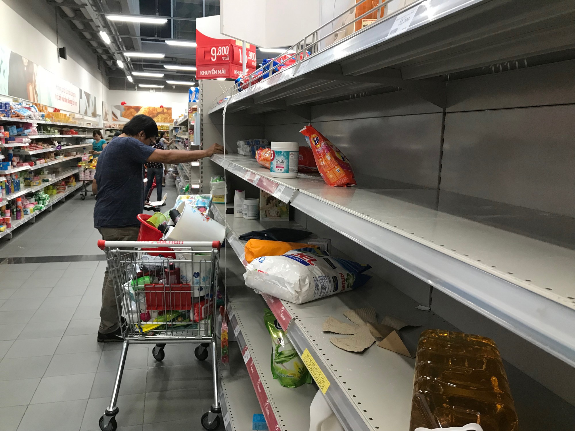 Auchan xả hàng trước khi tháo chạy khỏi Việt Nam, người dân ồ ạt vét sạch siêu thị, chờ hàng giờ chưa được thanh toán - Ảnh 3. Auchan xả hàng trước khi tháo chạy khỏi Việt Nam, người dân ồ ạt vét sạch siêu thị, chờ hàng giờ chưa được thanh toán - Ảnh 3.