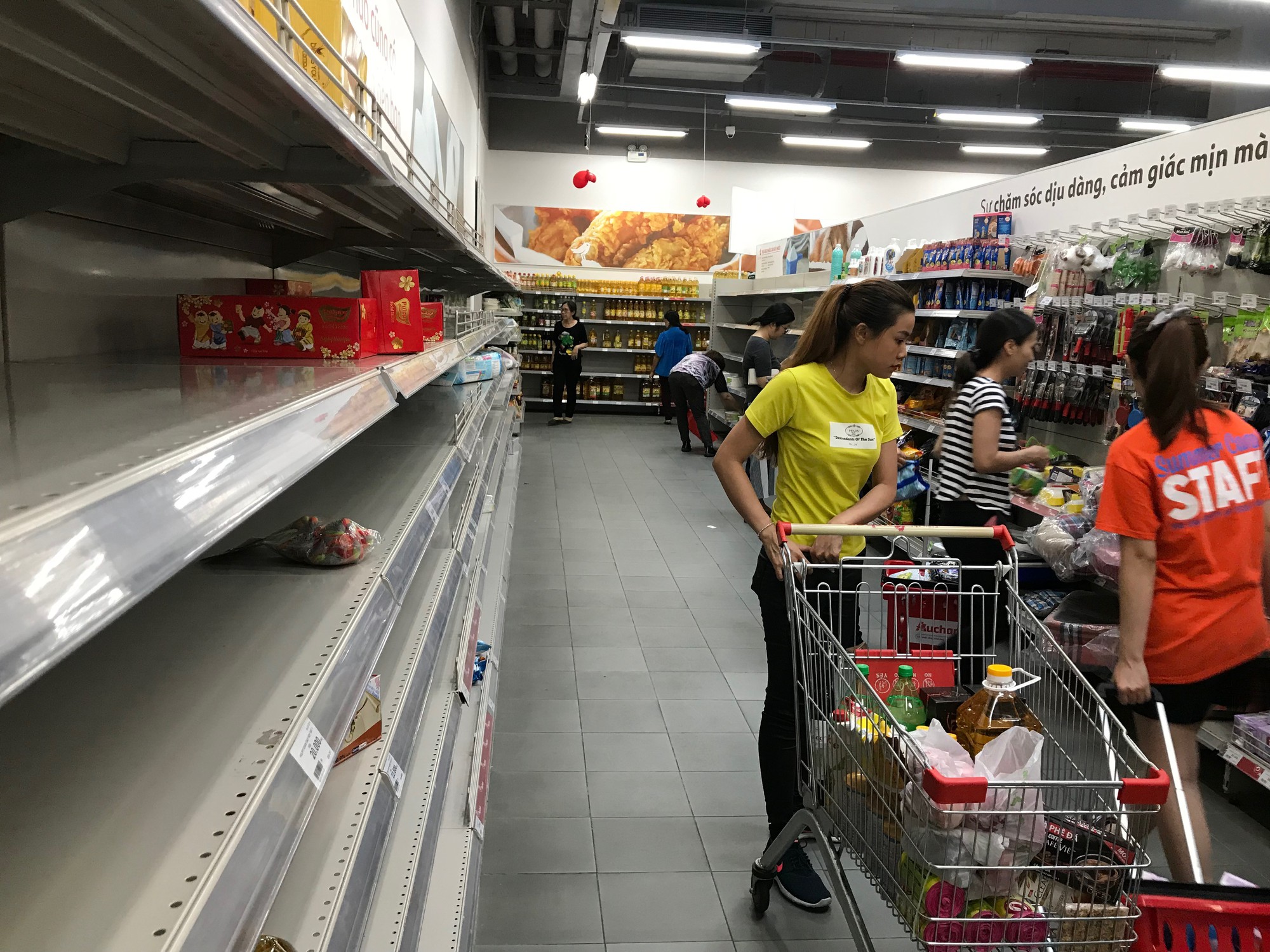 Auchan xả hàng trước khi tháo chạy khỏi Việt Nam, người dân ồ ạt vét sạch siêu thị, chờ hàng giờ chưa được thanh toán - Ảnh 2. Auchan xả hàng trước khi tháo chạy khỏi Việt Nam, người dân ồ ạt vét sạch siêu thị, chờ hàng giờ chưa được thanh toán - Ảnh 2.