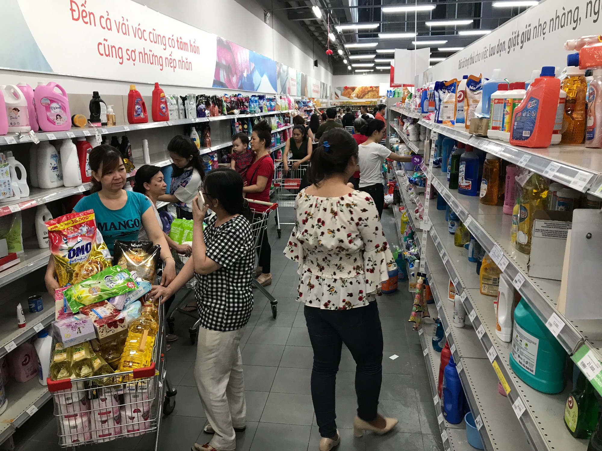 Auchan xả hàng trước khi tháo chạy khỏi Việt Nam, người dân ồ ạt vét sạch siêu thị, chờ hàng giờ chưa được thanh toán - Ảnh 5. Auchan xả hàng trước khi tháo chạy khỏi Việt Nam, người dân ồ ạt vét sạch siêu thị, chờ hàng giờ chưa được thanh toán - Ảnh 5.
