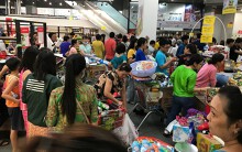 Auchan xả hàng trước khi 'tháo chạy' khỏi Việt Nam, người dân ồ ạt vét sạch siêu thị, chờ hàng giờ chưa được thanh toán