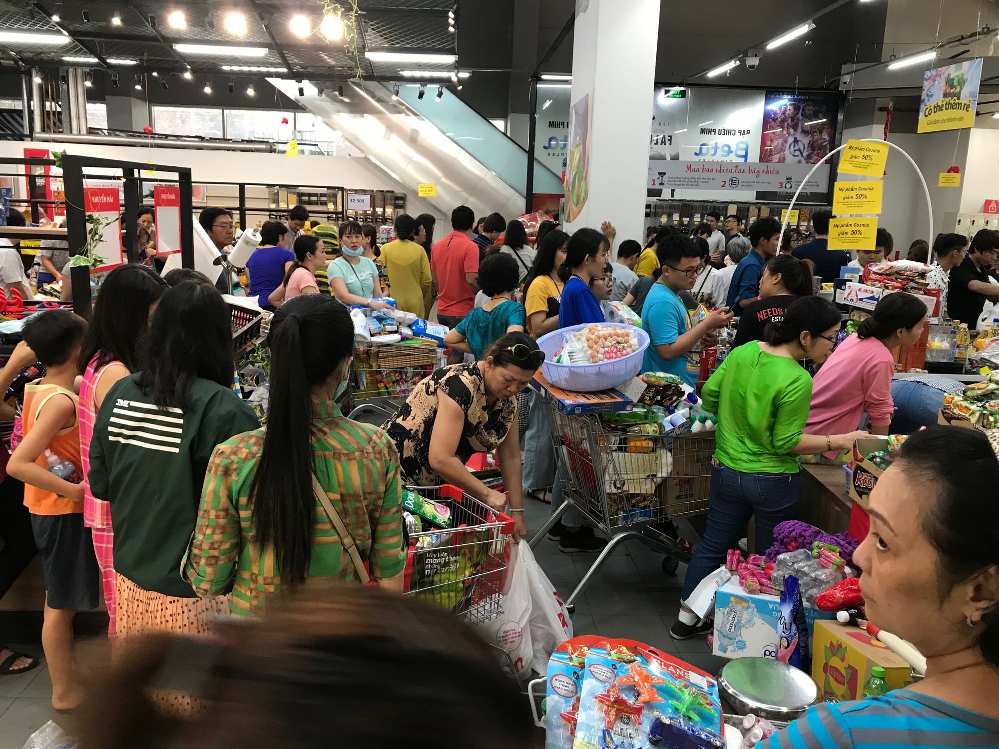 Auchan xả hàng trước khi tháo chạy khỏi Việt Nam, người dân ồ ạt vét sạch siêu thị, chờ hàng giờ chưa được thanh toán - Ảnh 6. Auchan xả hàng trước khi tháo chạy khỏi Việt Nam, người dân ồ ạt vét sạch siêu thị, chờ hàng giờ chưa được thanh toán - Ảnh 6.