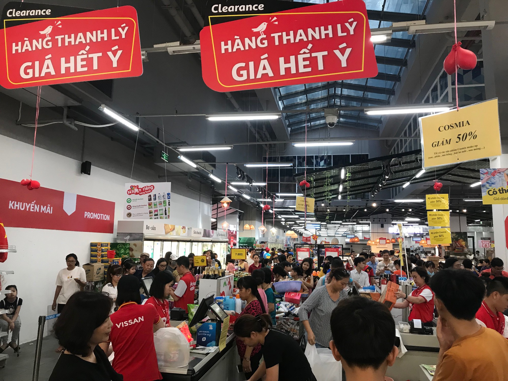 Auchan xả hàng trước khi tháo chạy khỏi Việt Nam, người dân ồ ạt vét sạch siêu thị, chờ hàng giờ chưa được thanh toán - Ảnh 1. Auchan xả hàng trước khi tháo chạy khỏi Việt Nam, người dân ồ ạt vét sạch siêu thị, chờ hàng giờ chưa được thanh toán - Ảnh 1.