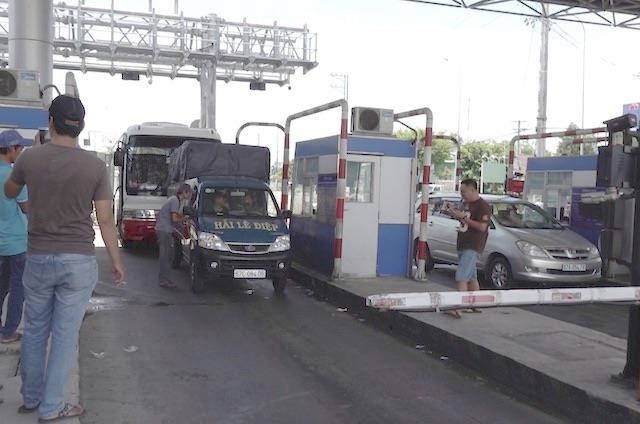 Tài xế ‘khoá 3 làn thu phí Trạm T2, quốc lộ 91 ùn tắc - Ảnh 2. Tài xế ‘khoá 3 làn thu phí Trạm T2, quốc lộ 91 ùn tắc - Ảnh 2.