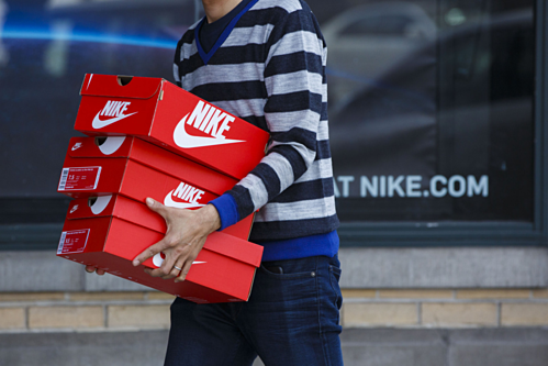 Nike, Adidas kêu gọi Trump không tăng thuế với giày dép từ Trung Quốc - Ảnh 1.