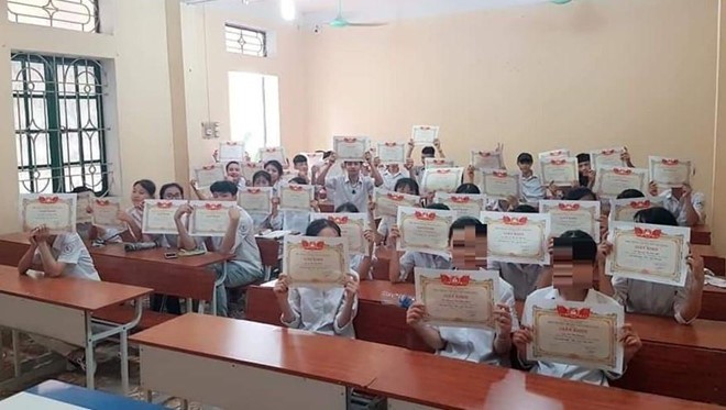 Trường dạy kiểu gì mà 42/43 em một lớp có giấy khen học sinh giỏi - Ảnh 2.