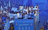 Aguero bị chơi khăm bằng cúp Premier League giả