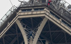 Khách du lịch phải sơ tán vì người đàn ông tự ý trèo lên Tháp Eiffel