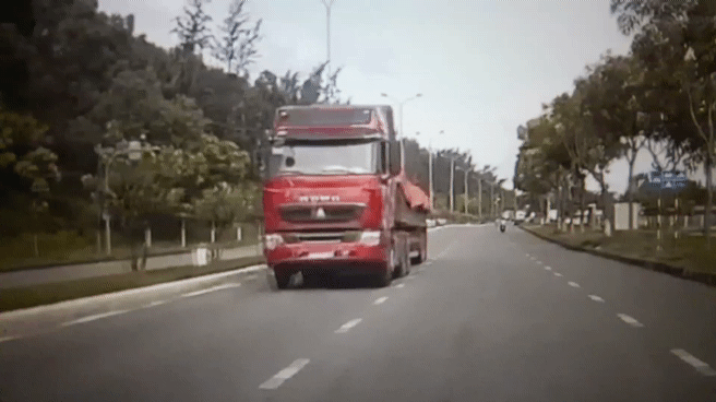 Ô tô tải phóng vun vút ngược chiều đường cấm ở Đà Nẵng - Ảnh 2. Ô tô tải phóng vun vút ngược chiều đường cấm ở Đà Nẵng - Ảnh 2.