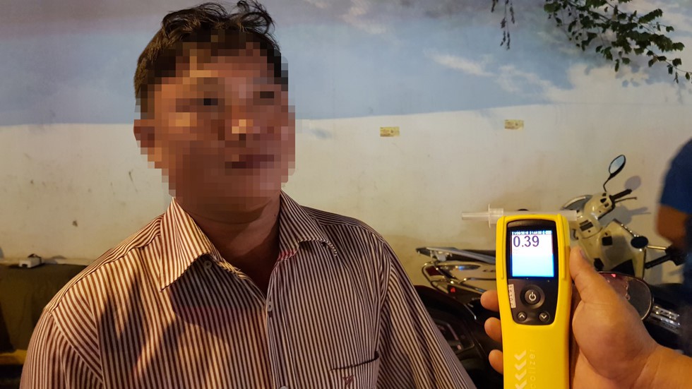 CSGT đo nồng độ cồn ngay phố nhậu, dân nhậu Sài Gòn quyết cố thủ không về - Ảnh 6. CSGT đo nồng độ cồn ngay phố nhậu, dân nhậu Sài Gòn quyết cố thủ không về - Ảnh 6.