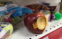 Tranh vét siêu thị Auchan trước ngày đóng cửa, người dùng Việt xấu xí vứt hàng bừa bãi, ăn bánh, uống nước không trả tiền