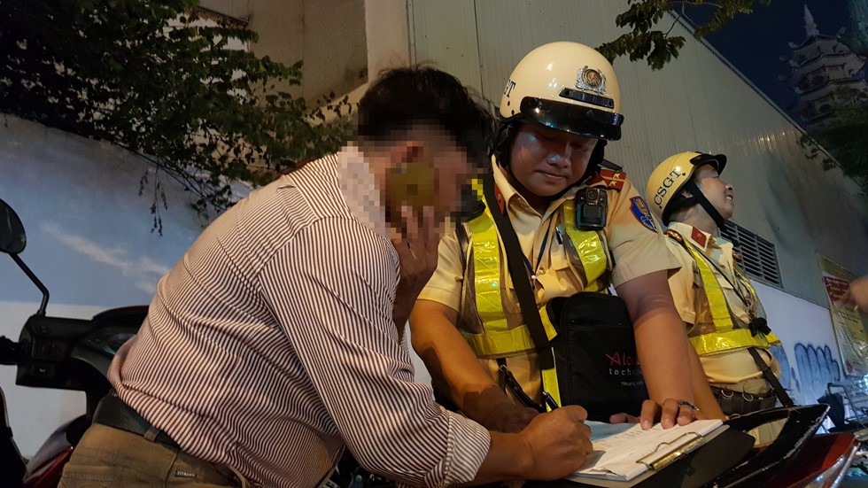 CSGT đo nồng độ cồn ngay phố nhậu, dân nhậu Sài Gòn quyết cố thủ không về - Ảnh 7. CSGT đo nồng độ cồn ngay phố nhậu, dân nhậu Sài Gòn quyết cố thủ không về - Ảnh 7.