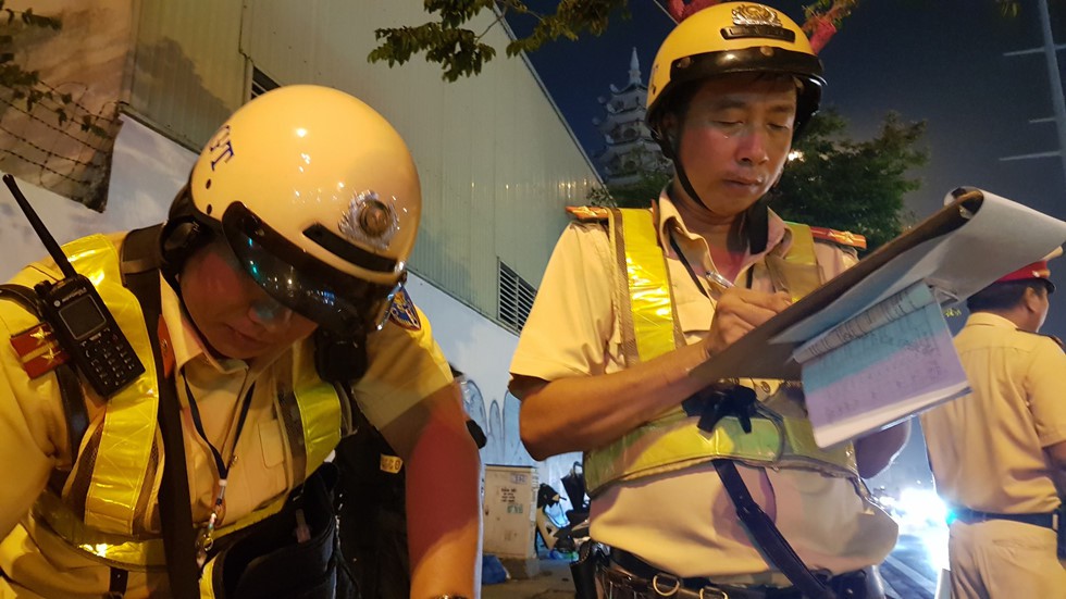 CSGT đo nồng độ cồn ngay phố nhậu, dân nhậu Sài Gòn quyết cố thủ không về - Ảnh 8. CSGT đo nồng độ cồn ngay phố nhậu, dân nhậu Sài Gòn quyết cố thủ không về - Ảnh 8.