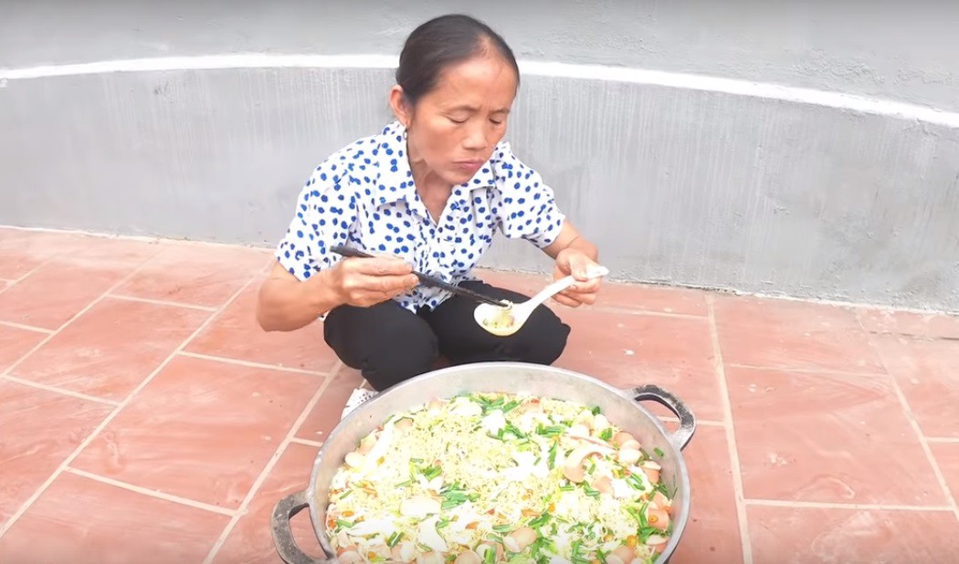 Đây là nguyên nhân khiến những clip siêu cay khổng lồ của Bà Tân Vlog thu hút hàng triệu view - Ảnh 1. Đây là nguyên nhân khiến những clip siêu cay khổng lồ của Bà Tân Vlog thu hút hàng triệu view - Ảnh 1.