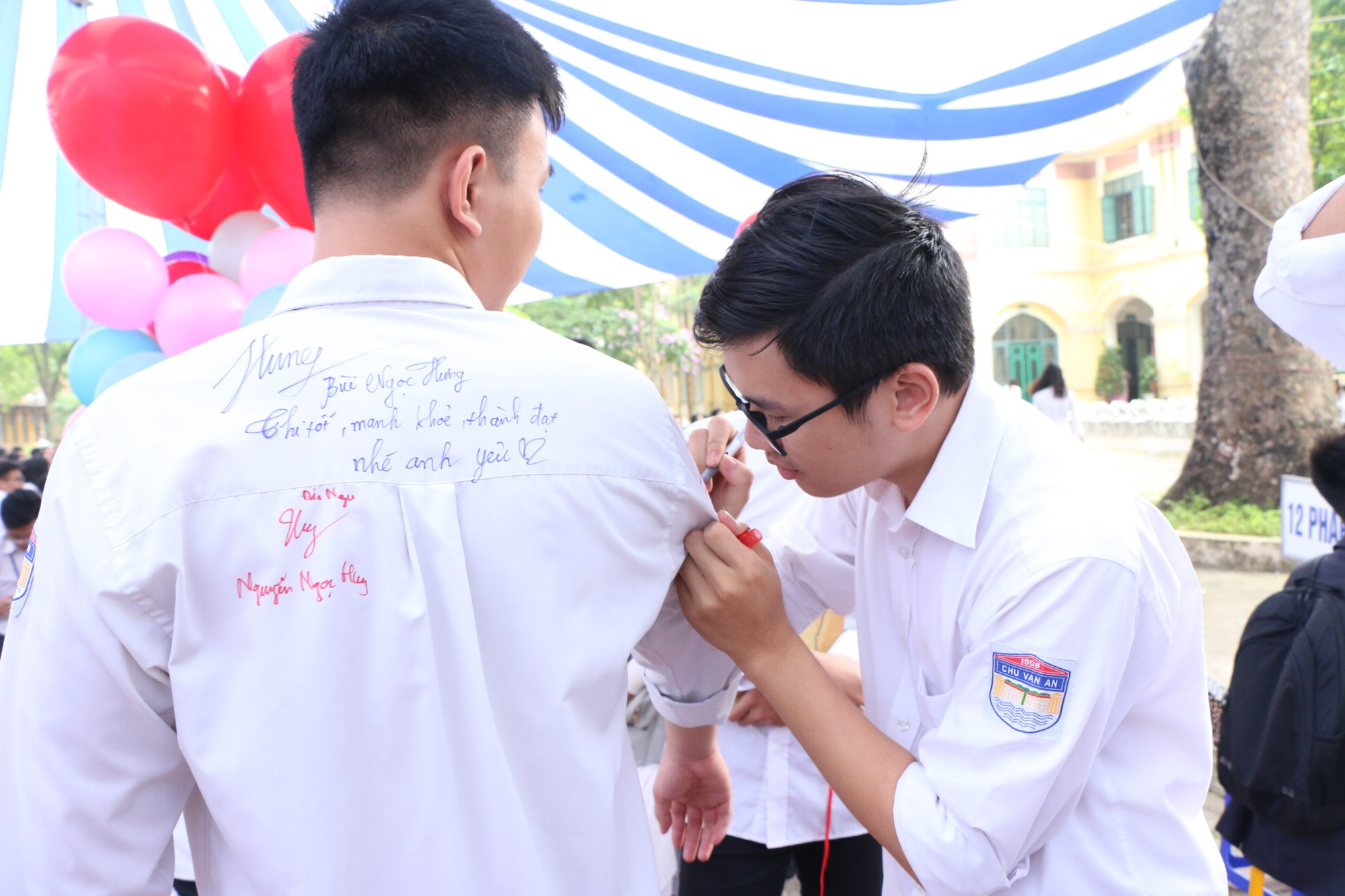 Ngắm nữ sinh Trường Chu Văn An duyên dáng, đẹp tinh khôi trong ngày bế giảng - Ảnh 2. Ngắm nữ sinh Trường Chu Văn An duyên dáng, đẹp tinh khôi trong ngày bế giảng - Ảnh 2.