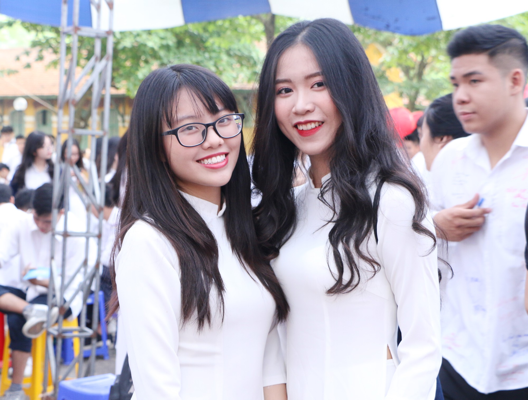 Ngắm nữ sinh Trường Chu Văn An duyên dáng, đẹp tinh khôi trong ngày bế giảng - Ảnh 1. Ngắm nữ sinh Trường Chu Văn An duyên dáng, đẹp tinh khôi trong ngày bế giảng - Ảnh 1.